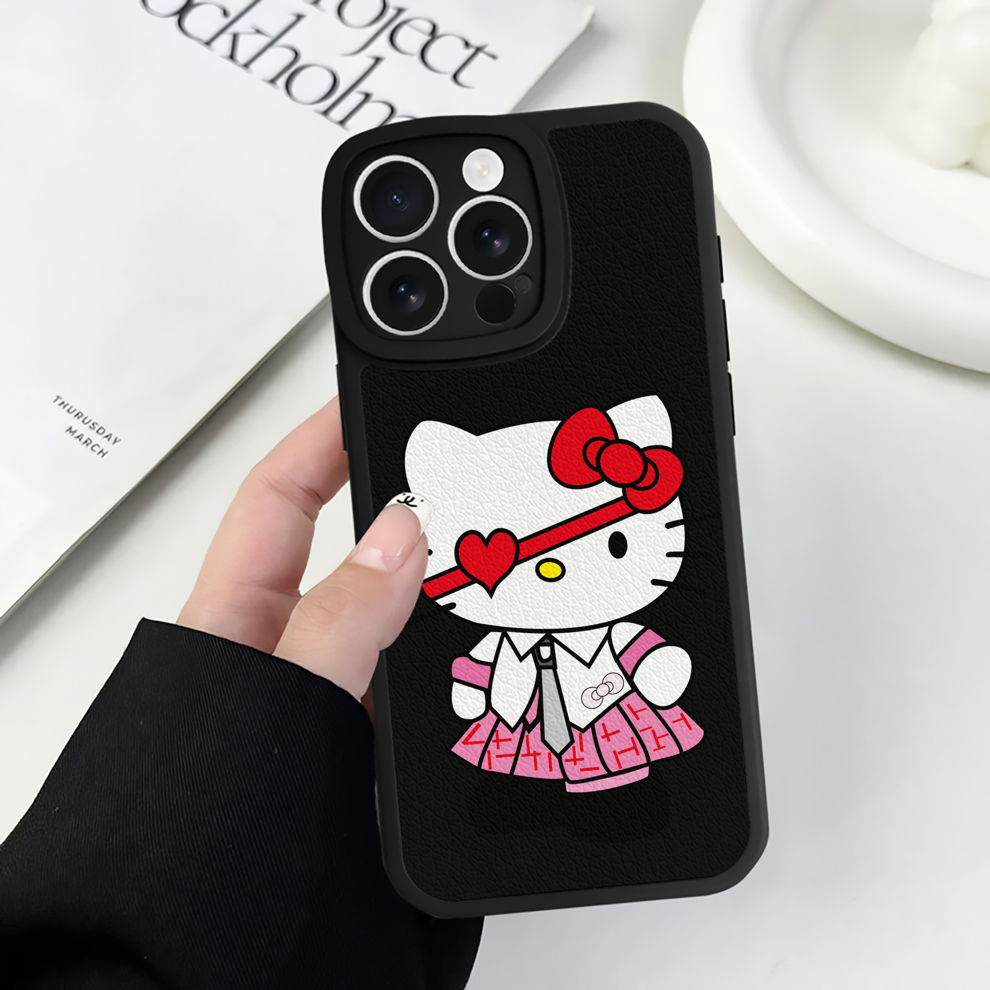 （画像用） Hello Kitty ハローキティ 【iPhone 16シリーズ対応】シリコンスマホケース（レザー調） 材質：シリコン